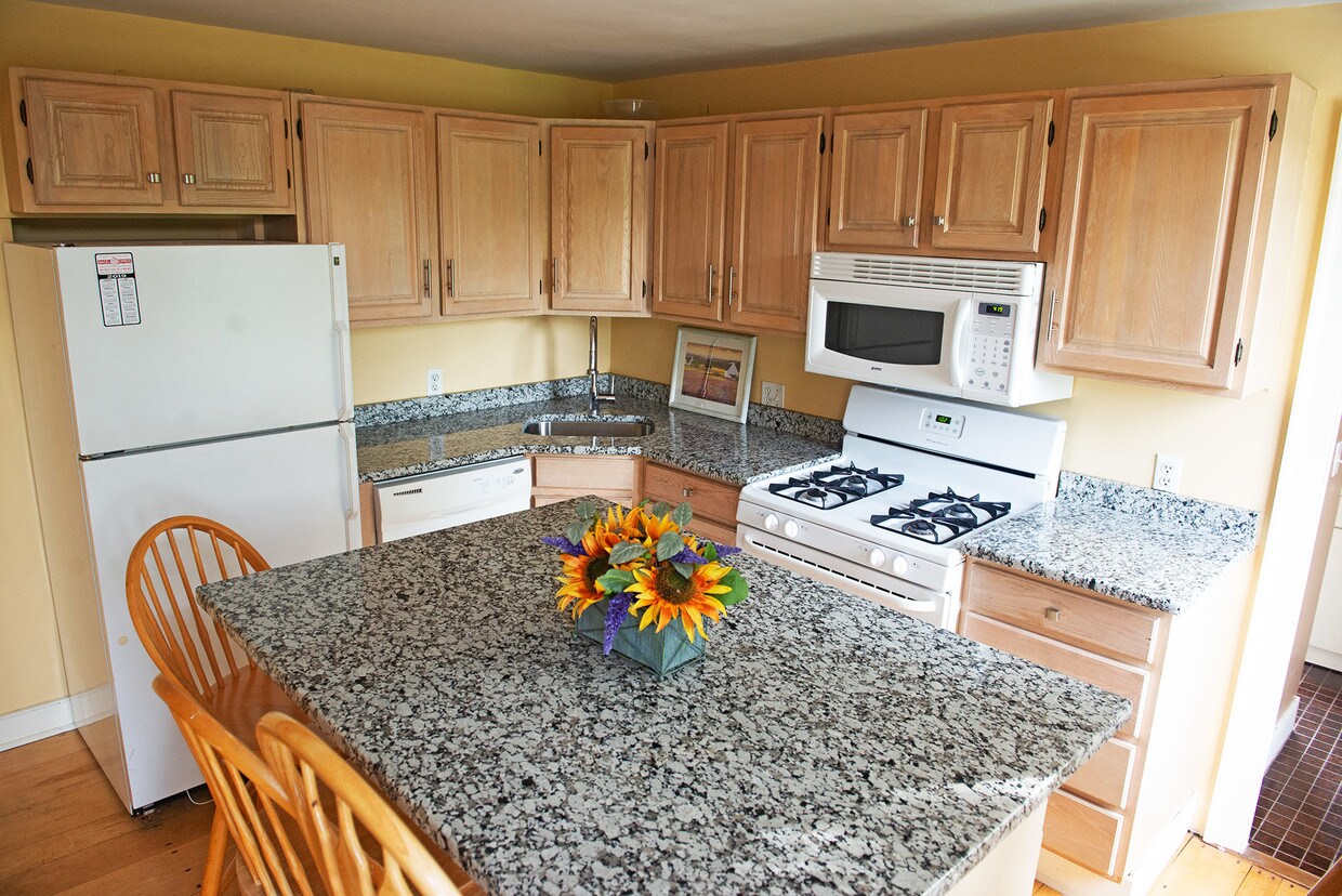 49 Post Rd, Warwick, RI 02888 Townhome Rentals in Warwick RI