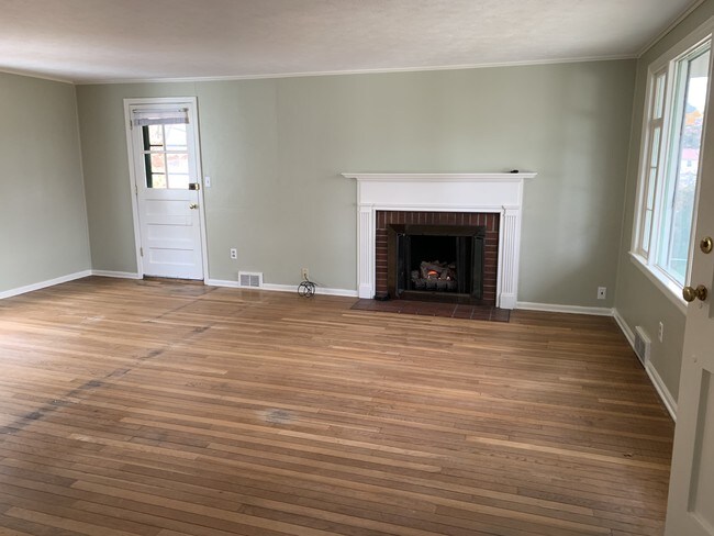 Sala de estar con chimenea - 1947 Decatur Ave