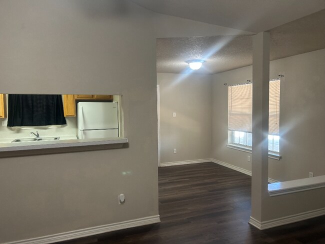 Foto del edificio - 928 Crepe Myrtle St