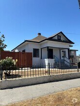 Building Photo - 1028 E 10th St