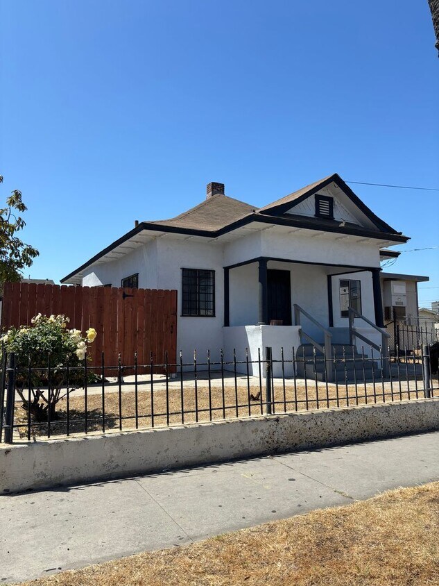 Primary Photo - 1028 E 10th St