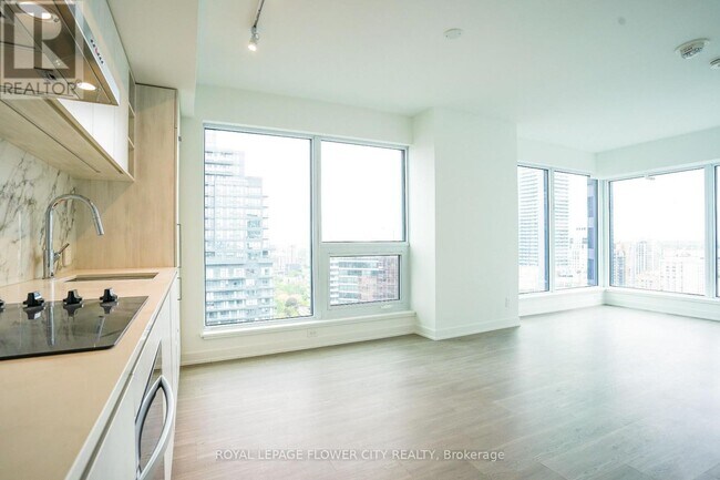 Photo du bâtiment - 8-3908 Wellesley St W