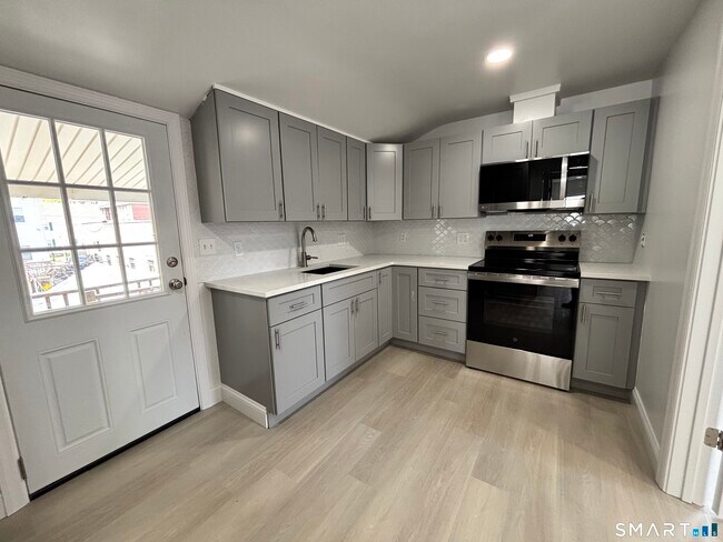 Foto del edificio - 23 Roosevelt Ave