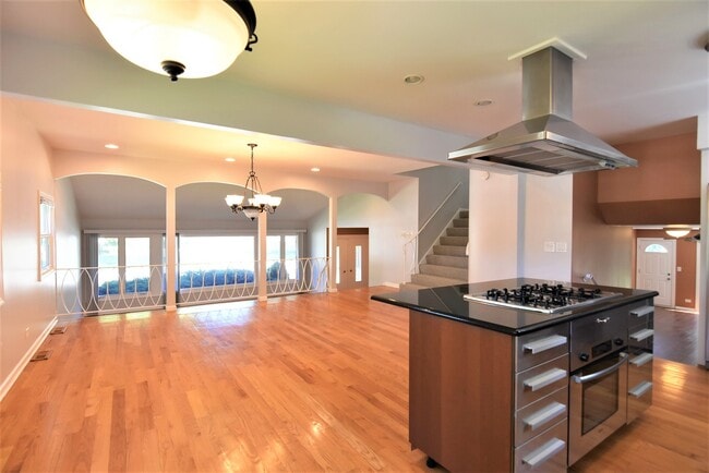 Building Photo - 1702 N Waterman Ave