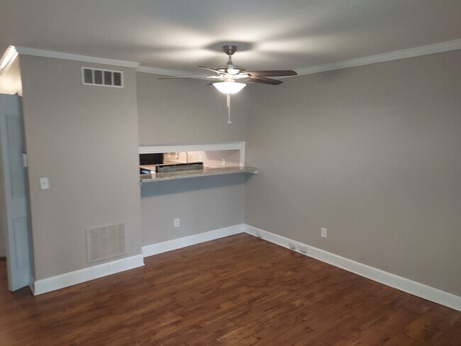 Building Photo - 2 Bed / 1 Bath Townhome