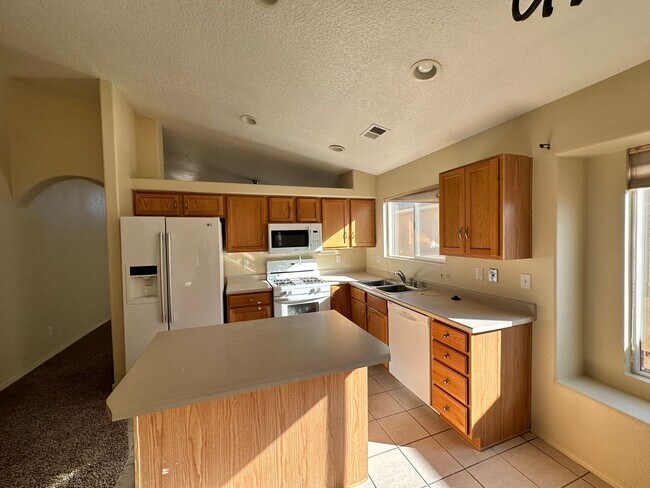 Foto del edificio - 4 bed 2 bath home in Huning Ranch.