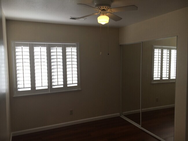 Foto del edificio - 412 Coralwood Rd