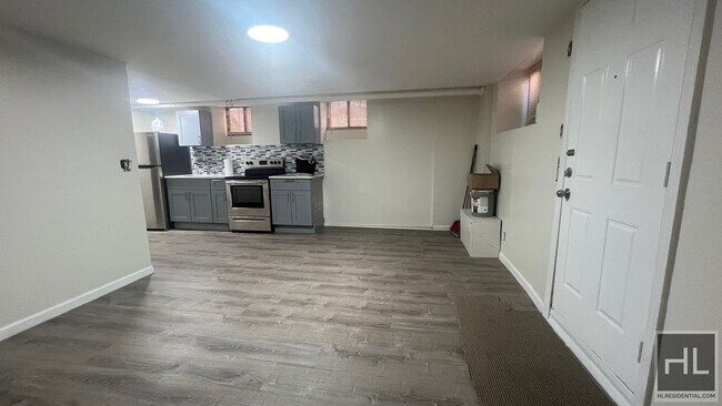 Foto del edificio - GUT RENOVATED LARGE 1 BEDROOM  SEMI- BASME...