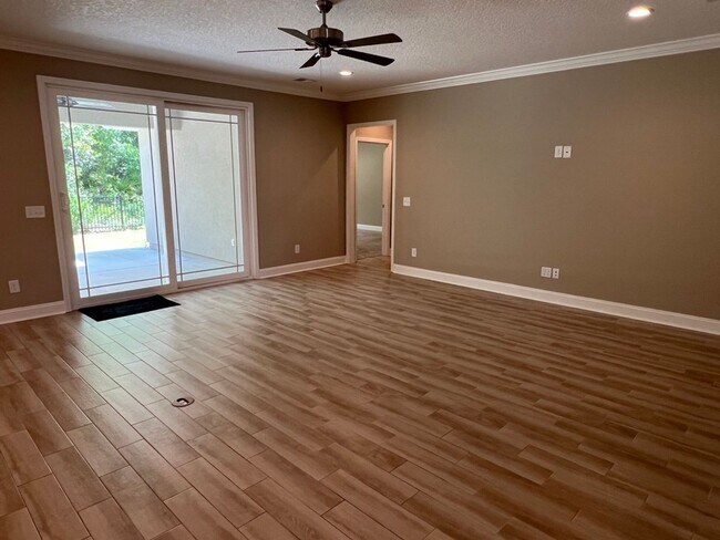 Foto del edificio - FIVE BEDROOM, THREE BATHROOM HOME AVAILABL...