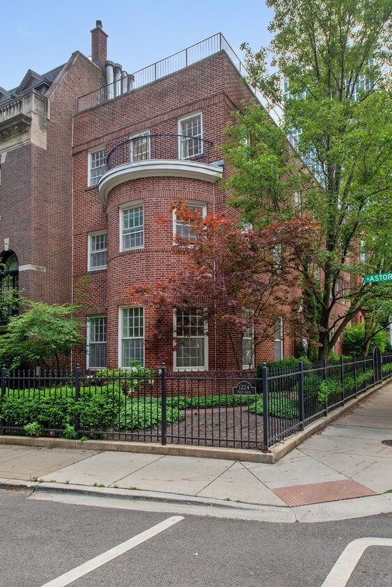 Primary Photo - 1224 N Astor St