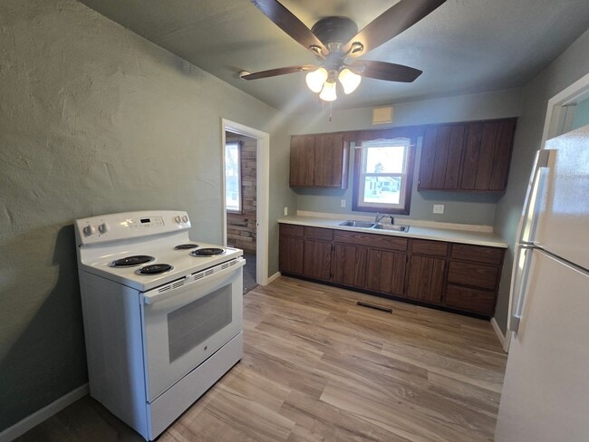 Foto del edificio - VIDEOTOUR: 3-Bedroom Country home with Garage and more! PETS WELCOME