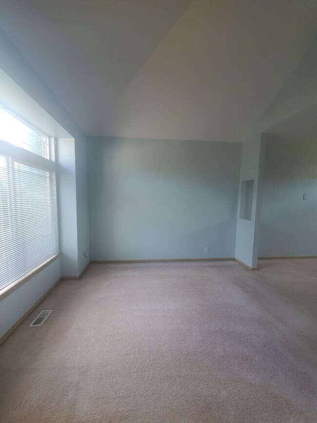 Building Photo - Bright 4BD/2.5BTH Lynnwood Home with Vault...