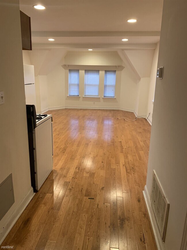 Building Photo - Studio, 1 bath Triplex - 6908 North Broad ...