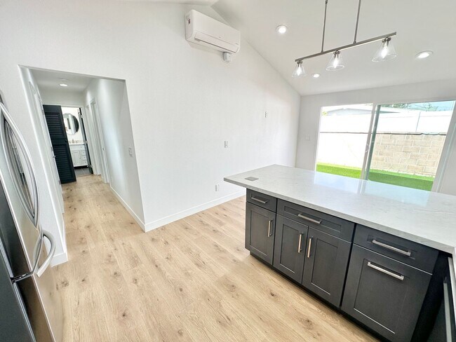 Foto del edificio - Stylishly Remodeled 2BD/1.5BA with Private Yard & In-Unit Laundry