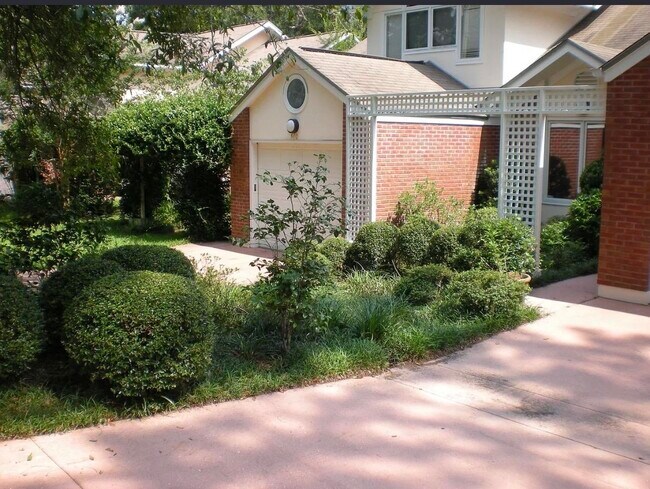 Building Photo - 842 Santa Rosa Dr