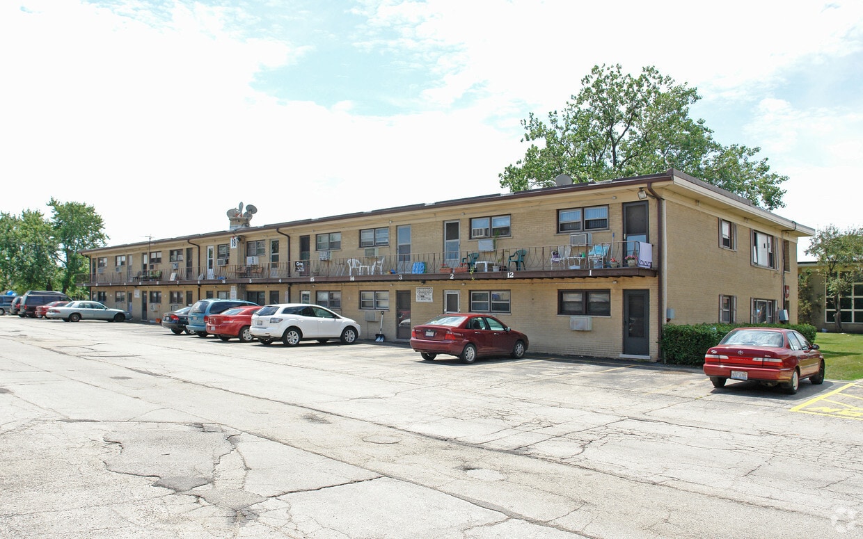 18 King Arthur Ct, Northlake, IL 60164 Apartments in Northlake, IL