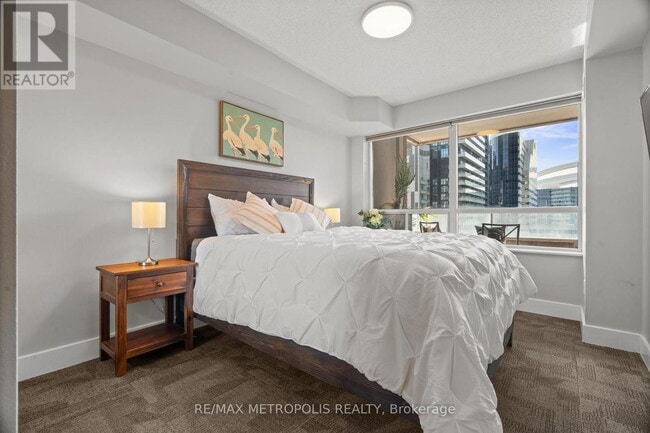 Building Photo - 250 Wellington St W