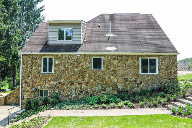 Building Photo - 3981 Willow Creek Dr