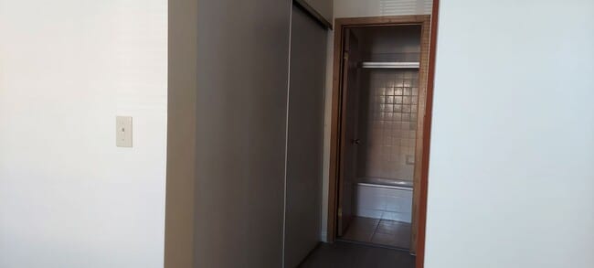 Building Photo - DOWNSTAIRS UNIT. 1 BEDROOM AND 1 BATHROOM....