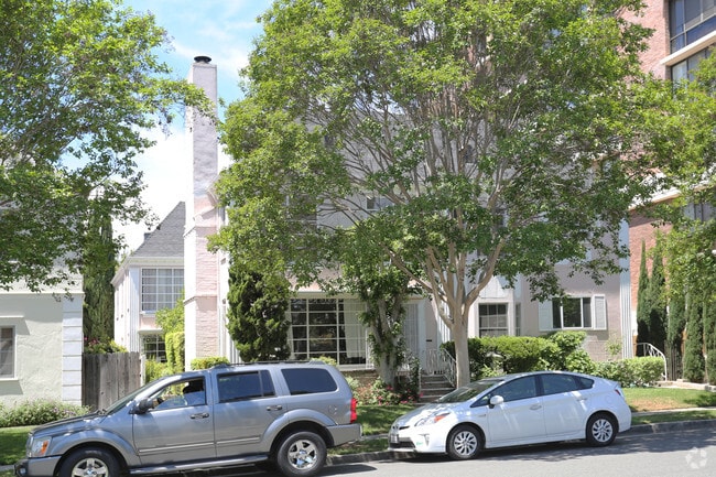 Building Photo - 233 S Spalding Dr