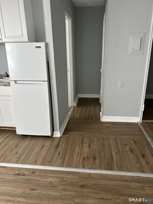 Foto del edificio - 305 Parrott Ave