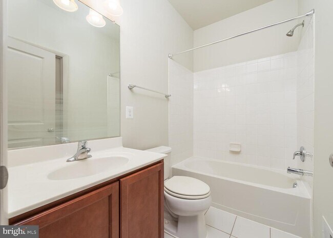 Building Photo - 252 Hemingway Dr