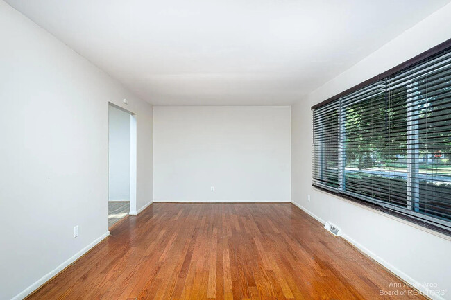 Building Photo - 610 Archwood Dr