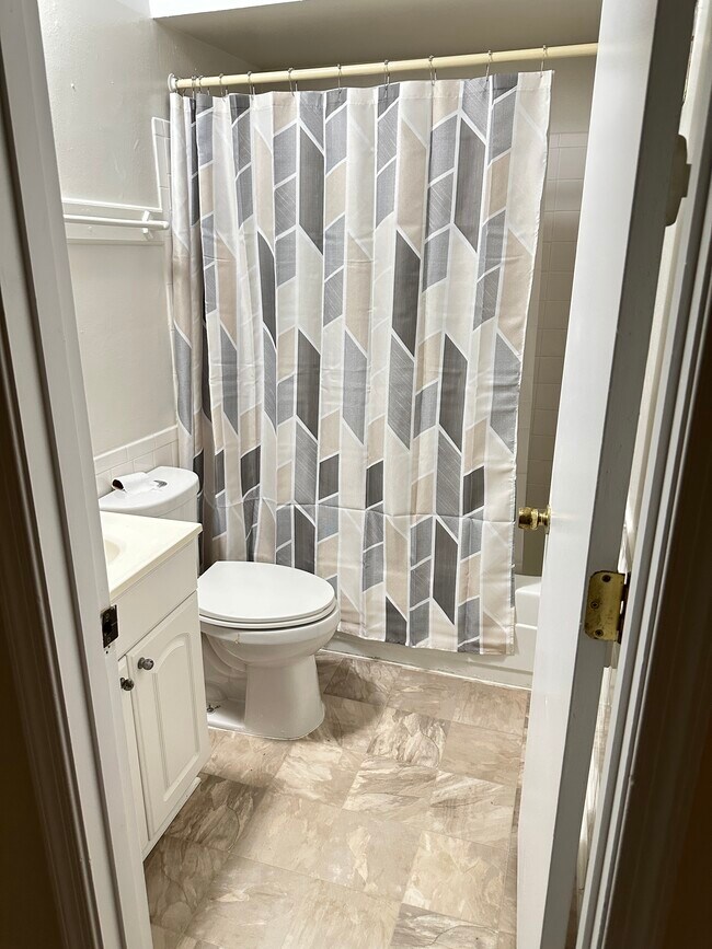 Shared Bathroom - 5905 Bayshire Rd