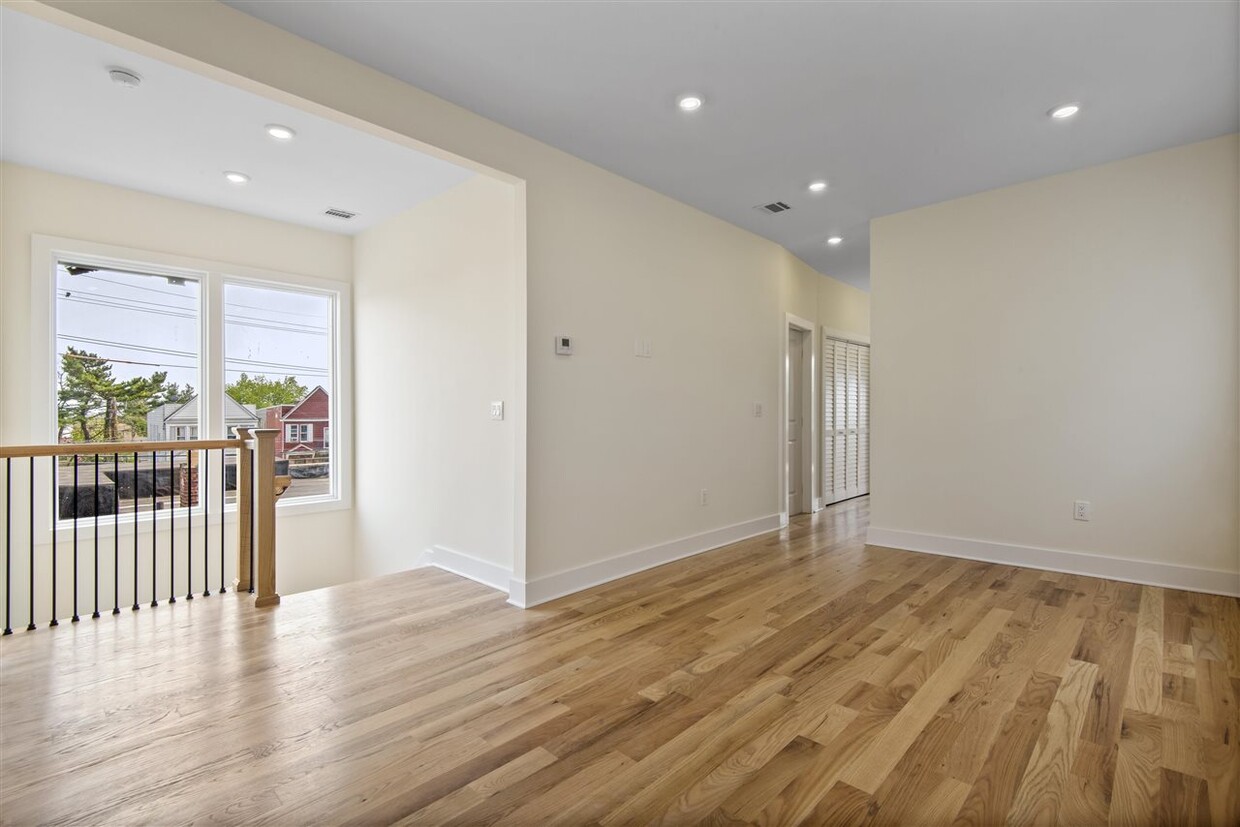 Foto principal - 9 Bayview Ave