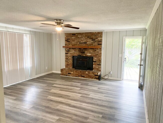 Foto del edificio - Charming 4BR/2BA Brick Home