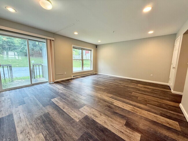Foto del edificio - Updated 3-Bed, 1.5-Bath Semi-Detached Home...