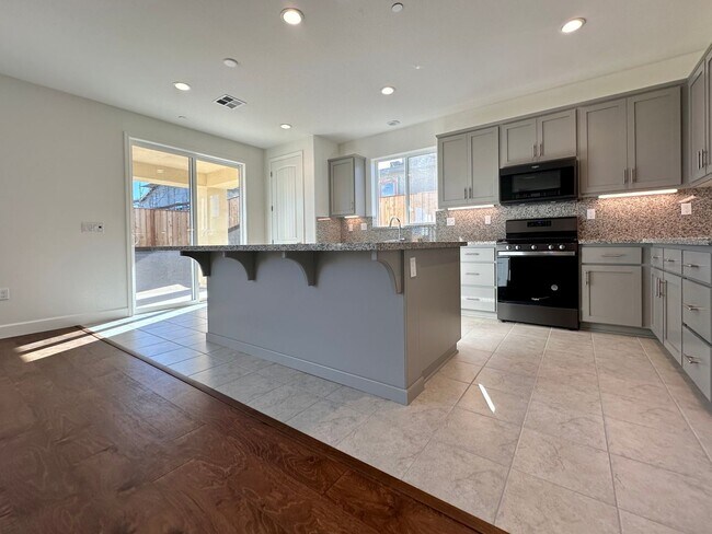 Foto del edificio - BRAND NEW, SOLAR 5 Bedroom, 4 Bath home!