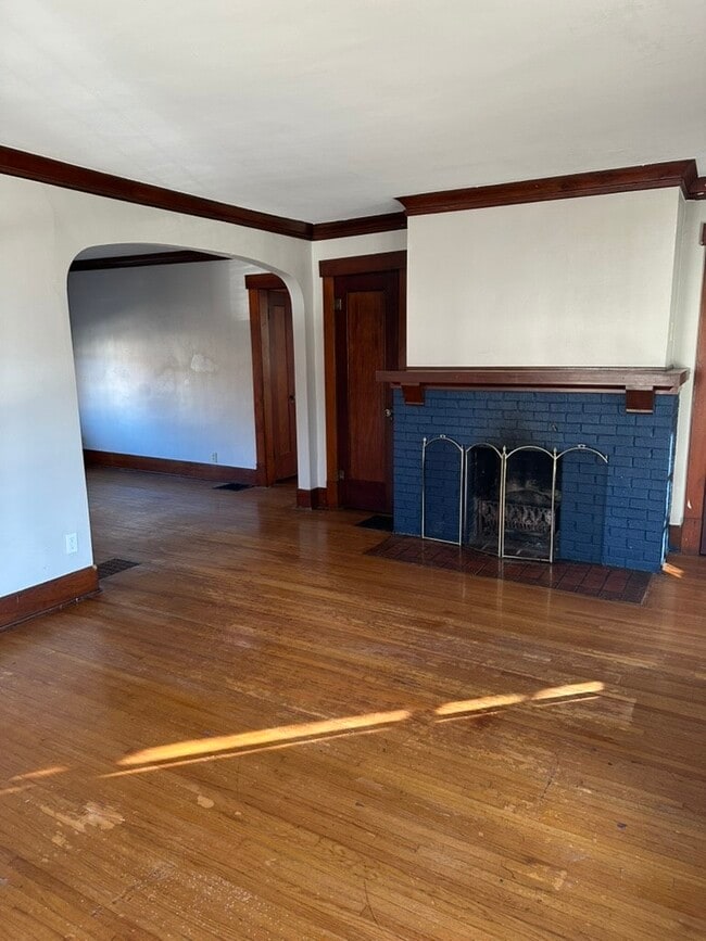 Building Photo - 204 S Linden Ave