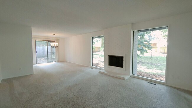 Building Photo - **$1000 OFF FIRST FULL MONTHS RENT**  One ...