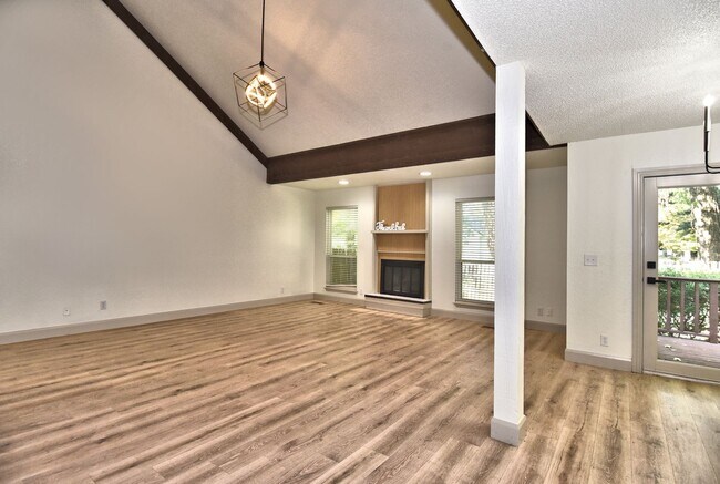 Foto del edificio - Updated 2 bed, 2 bath townhouse with 1,788...