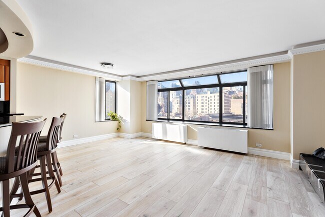 Building Photo - Bright and Open Luxury 2 Bedroom