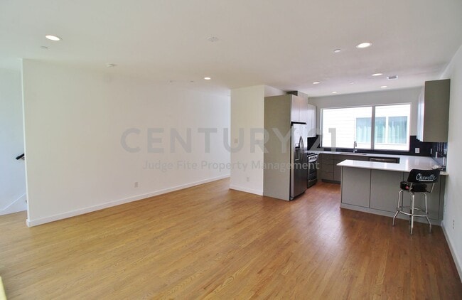 Foto del edificio - Beautiful 4-Story 2/2.5/2 in GREAT LOCATIO...