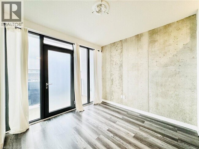 Photo du bâtiment - 1434 Highland Rd W