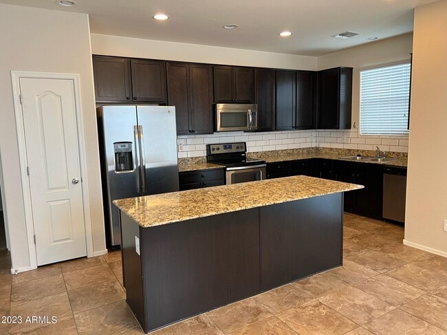 Foto del edificio - 3330 E Russell St