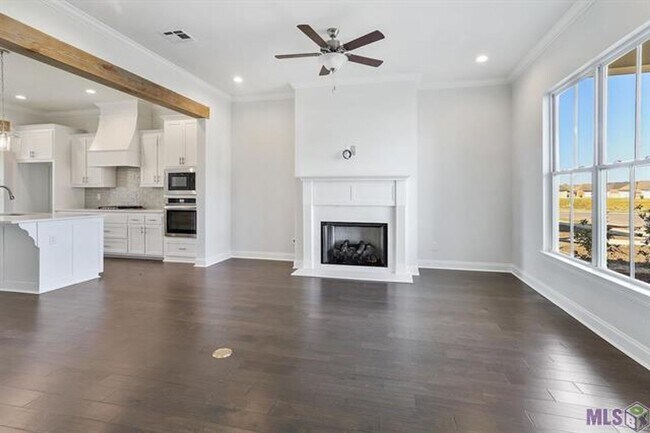 Building Photo - Stunning home in Waters Edge!