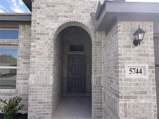 Foto del edificio - 5744 Brookville Dr