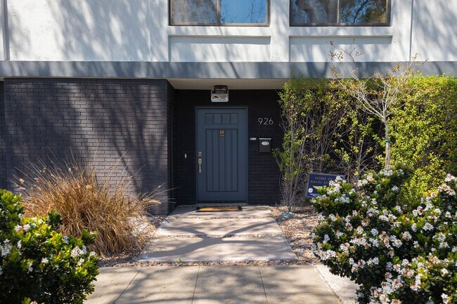 Building Photo - Furnished Summer Rental
