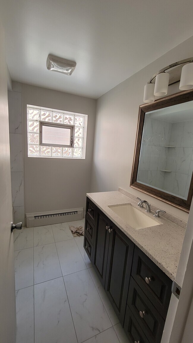 Baño - 4644 N Sayre Ave