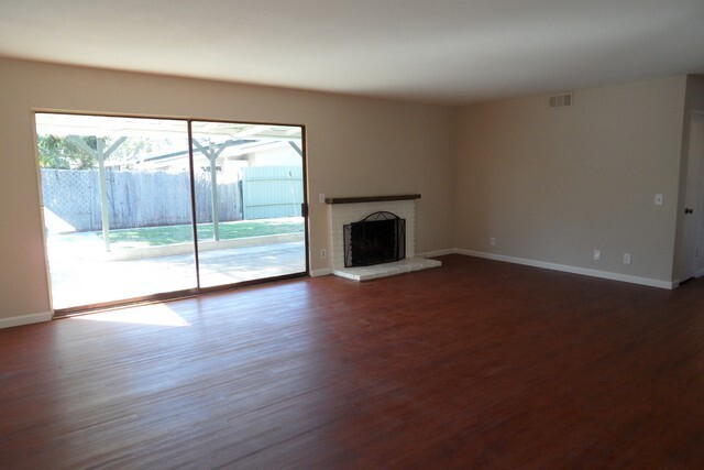 Building Photo - Spacious 6 Bedroom, 3 Bathroom, Single Fam...