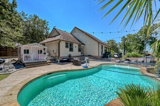 Building Photo - 13847 Pkwy Manor Dr