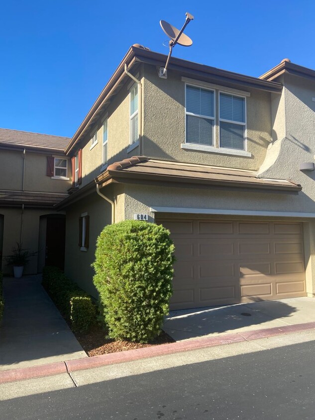 Foto principal - Folsom Parkway - 2 Bdrm, 2.5 bath located ...