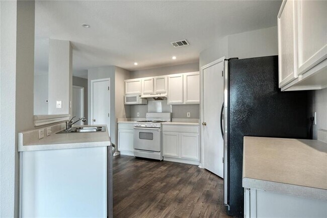Foto del edificio - 640 Goldenrod St