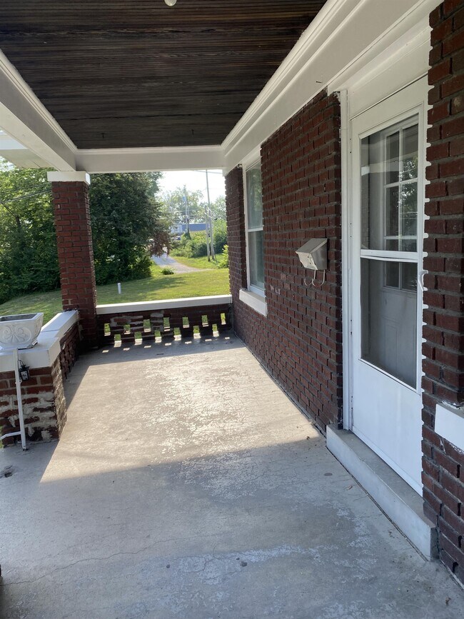 Building Photo - 727 Benson St