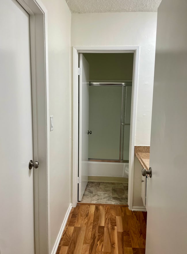 Building Photo - Cozy 1 bedroom unit located in Canoga Park...