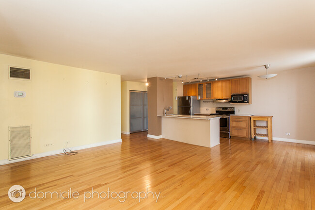 Building Photo - 1540 N La Salle Dr